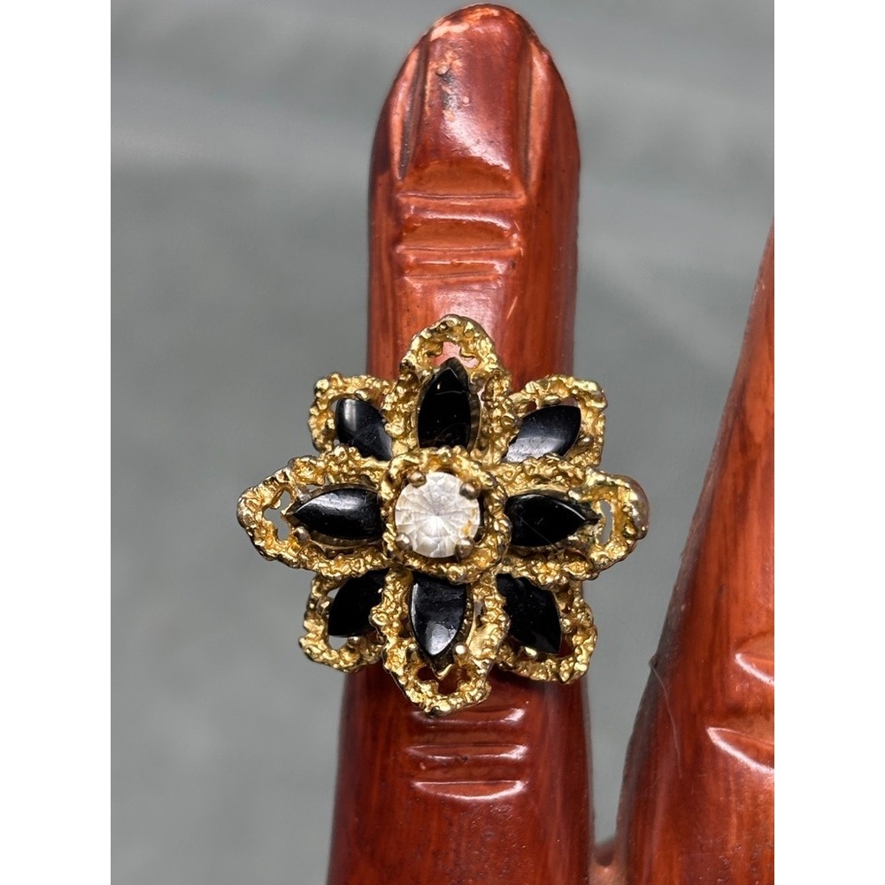 Vtg Gold Tone Black Floral Cocktail Ring Clear Center Stone Statement Size 5.5 - Picture 3 of 10